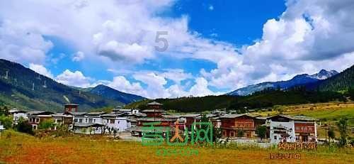 妻子跟男模合影笑得合不拢嘴，老公吃醋：她十年没这么笑过
